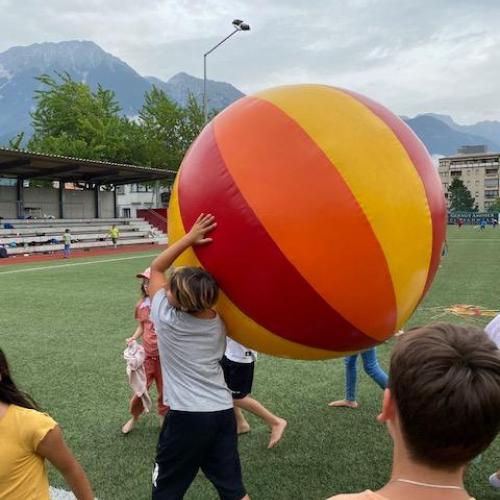 Kinder werfen den riesigen Ball