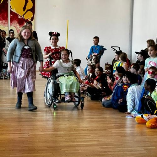 kostümierte Kinder im Gemeindesaal