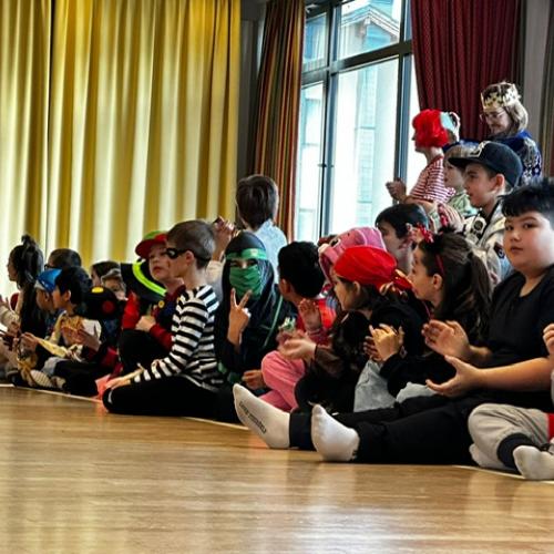 kostümierte Kinder im Gemeindesaal