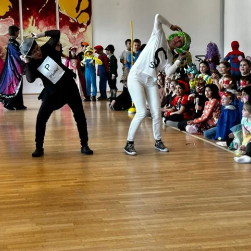kostümierte Lehrpersonen im Gemeindesaal